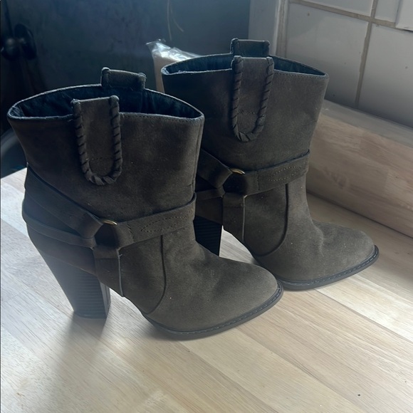 Shoe Dazzle Shoes - Shoe Dazzle Brown Heeled Boots